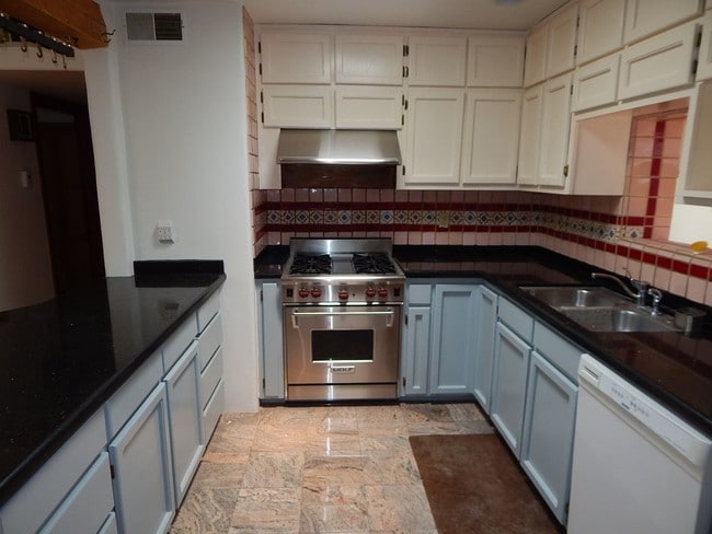 Building Photo - 914 Rio Vista