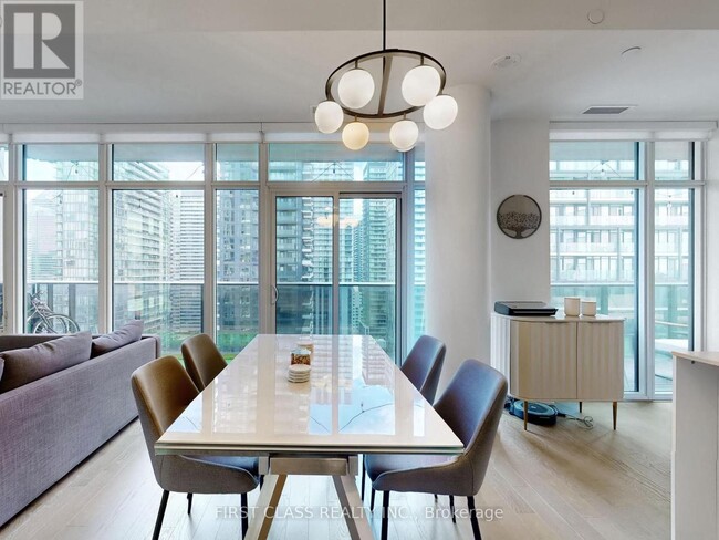 Building Photo - 330 Richmond St W