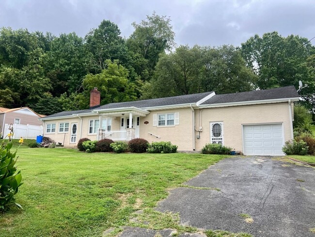 Building Photo - One Level Home! 3bed/1 bath with extra-lar...