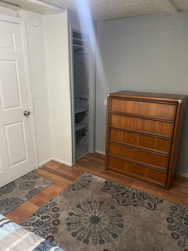 Building Photo - Cozy North Side Rooming House