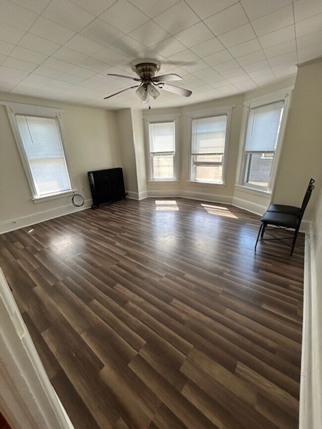 Foto del edificio - Spacious 2-Bedroom Apartment with Bonus Room – $850/month