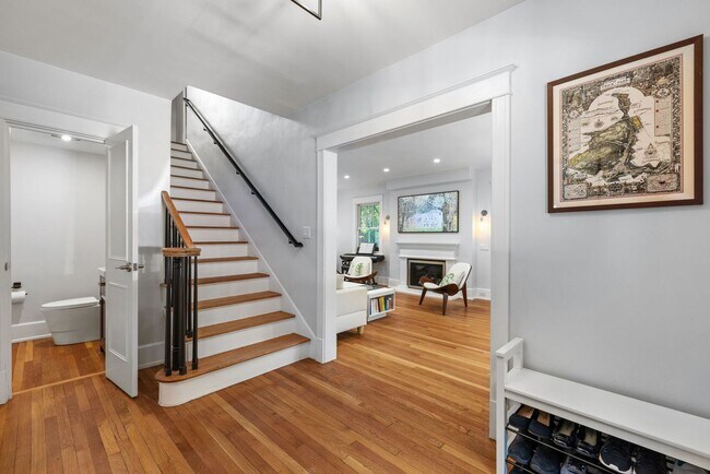 Building Photo - *Beautifully Updated & Spacious 5BD/2.5BA ...