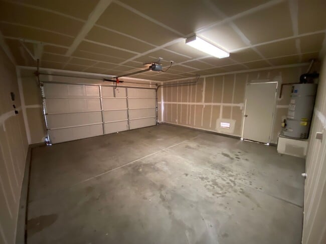 Building Photo - SW Visalia Home Available Now!