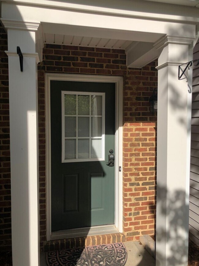 Foto del edificio - This lovely townhome is located in the highly desirable community of Blakeney Preserve just off R...