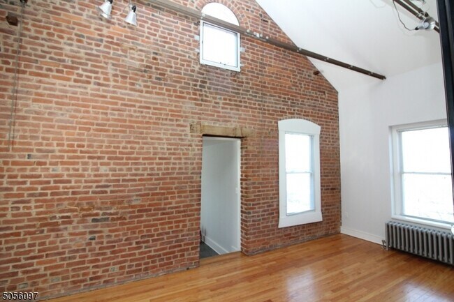 Building Photo - 39 Davenport St