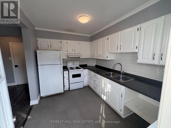 Building Photo - 739 The Queensway