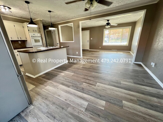 Building Photo - Beautifully Remodeled 3 Bed/2 Bath Home Av...