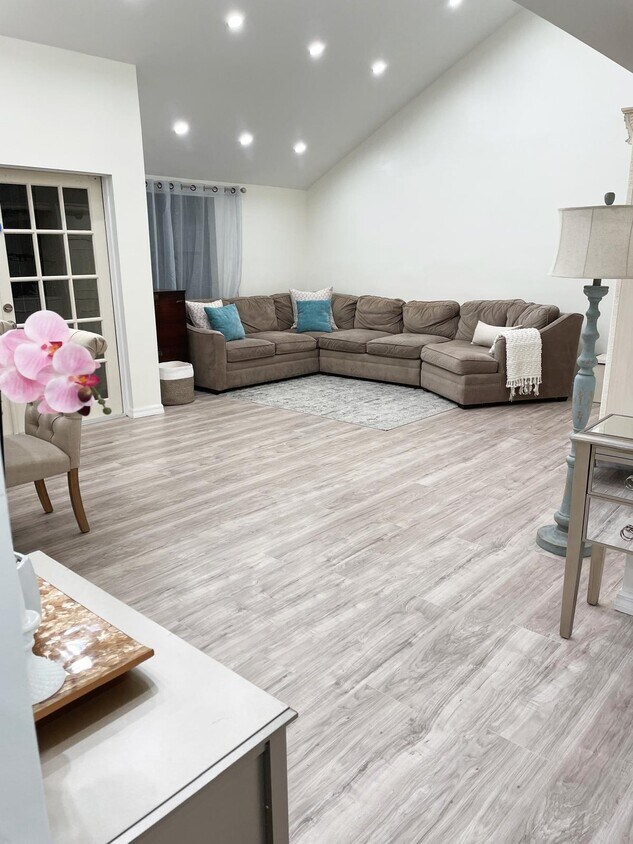 Building Photo - 9340 Ketay Cir