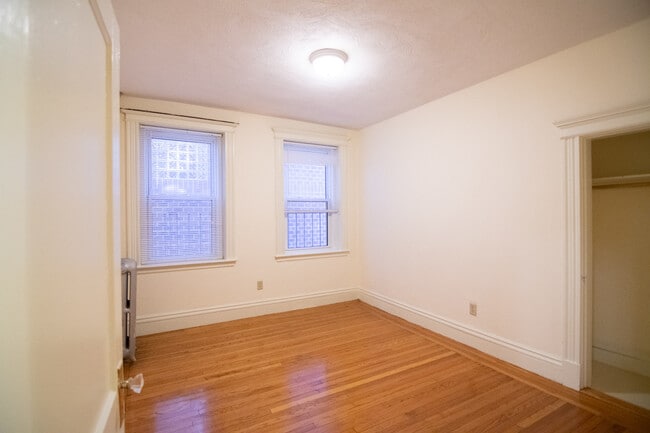 Building Photo - 48 Queensberry St