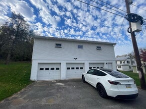 Building Photo - 272 River Rd