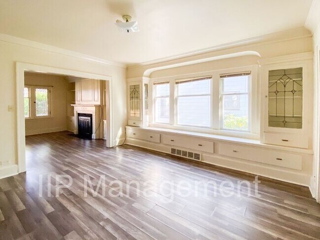 Building Photo - 2BR 1BA Lower Unit - Larchmere Area!
