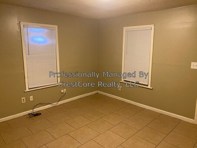Building Photo - 1496 Oakwood St