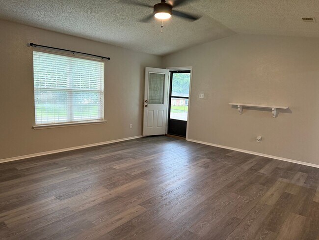 Building Photo - 3 Bedroom in Springhill ISD