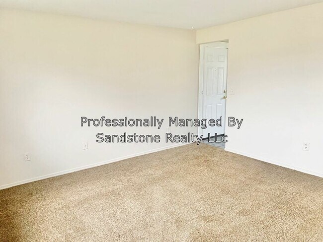 Building Photo - 3 bedroom Town house