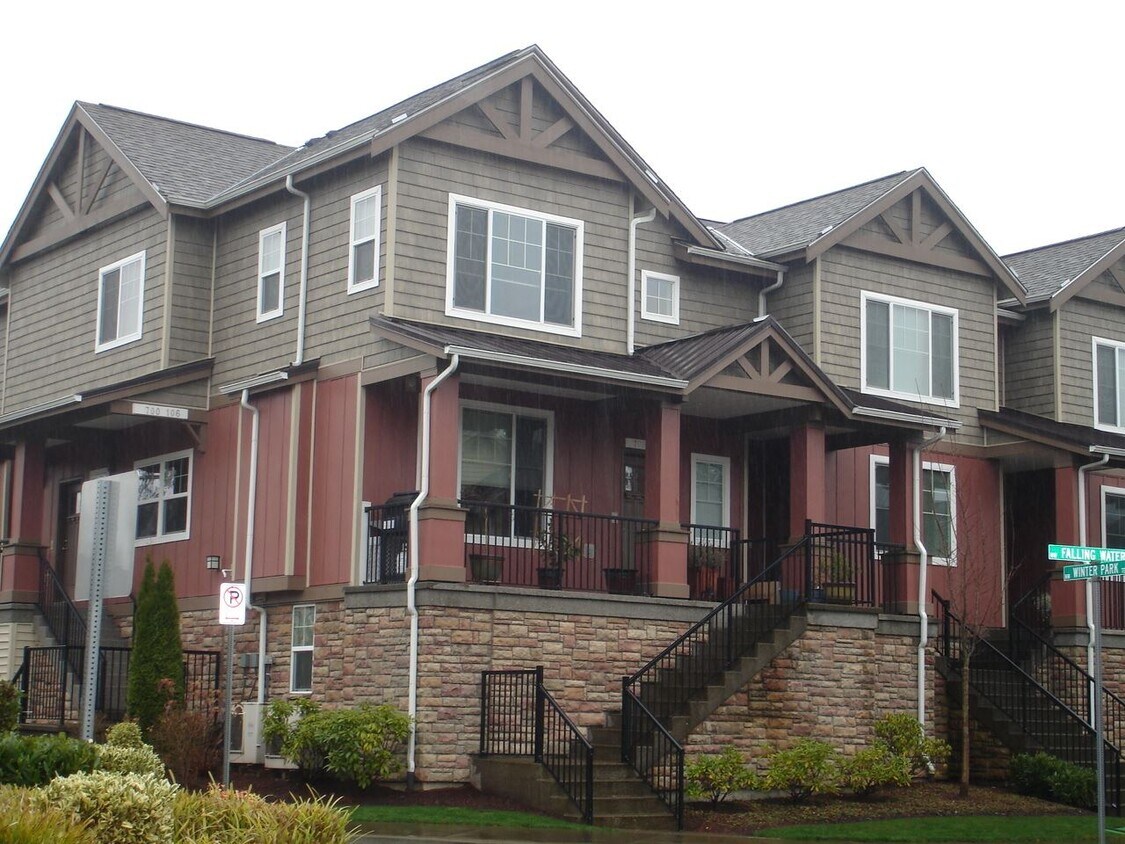 Foto principal - 700 NW Falling Waters Ln