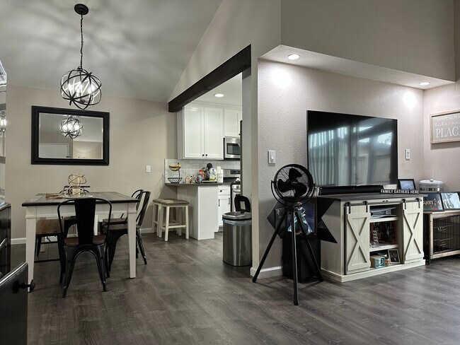 Foto del edificio - 722 W Vineyard Ave