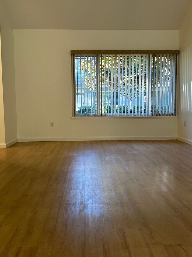 Building Photo - spacious house