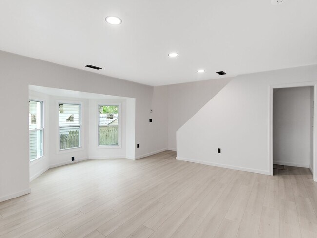 Foto del edificio - Updated 3-Bedroom Home with New Appliances...