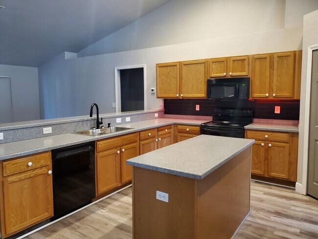 Foto del edificio - Newly Remodeled 4/2 PLUS DEN House Lehigh APPROVED APPLICATION PENDING DEPOSIT