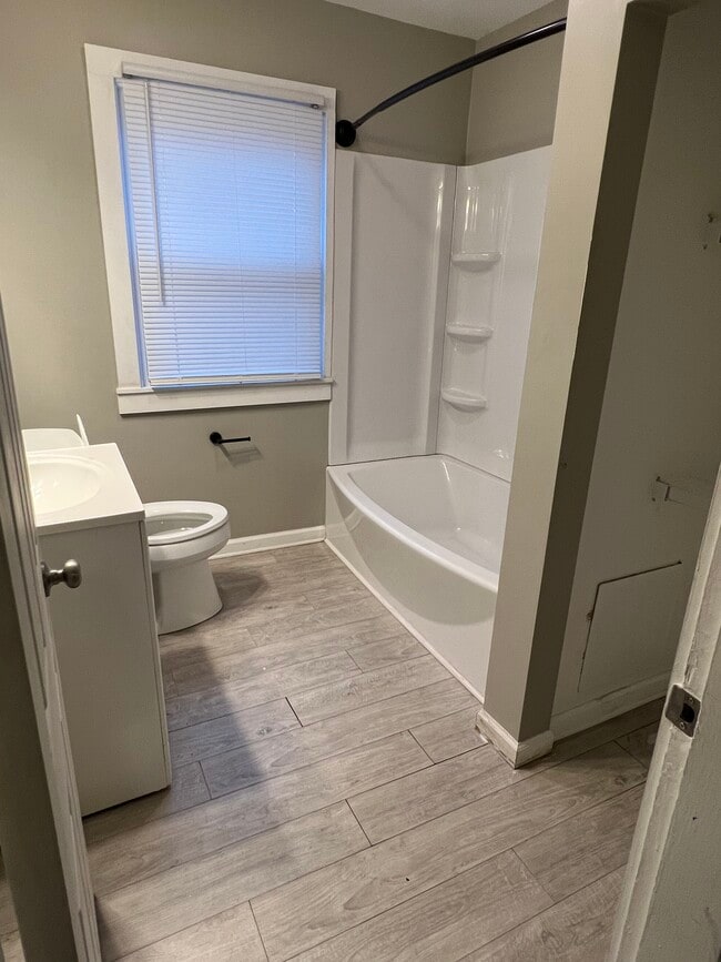 Full Bathroom View 1 - 1768 Kent St