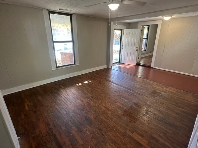 Building Photo - 218 Holmes St