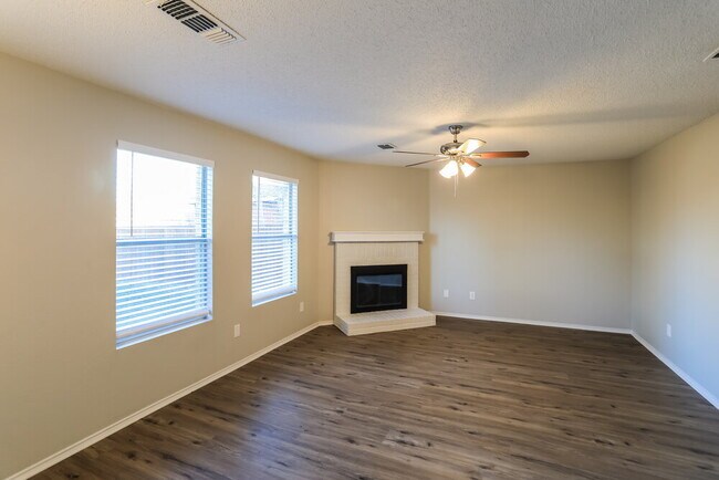 Building Photo - 16101 Hollyhill Ct