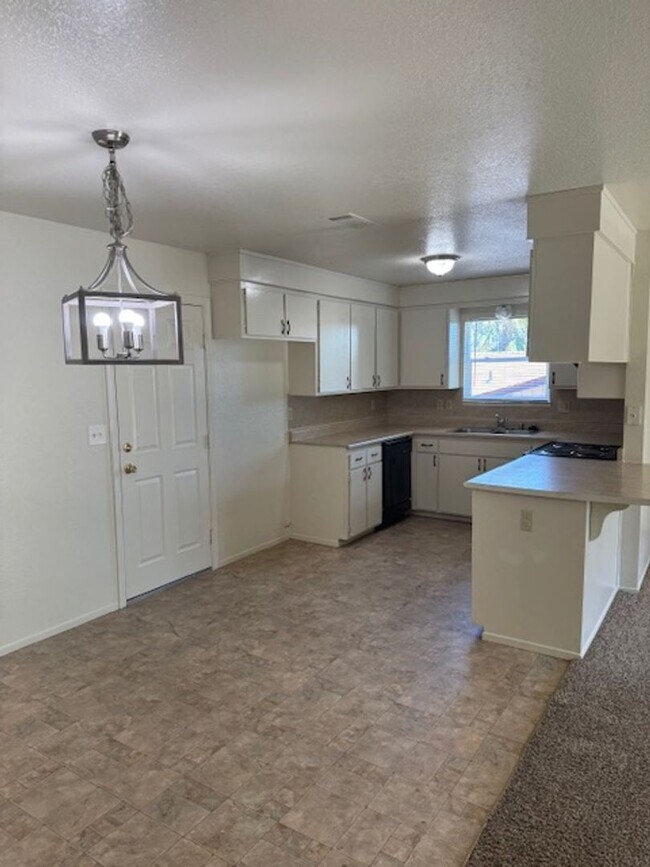 Building Photo - 3 Bedroom in North Redding on Greenbelt