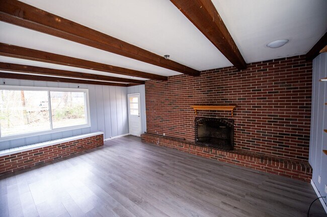 Foto del edificio - Lovely 3 Bed / 2 Bath in Private Setting--AVAILABLE NOW!!!