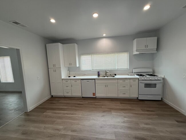 Building Photo - 333 W Spruce Ave