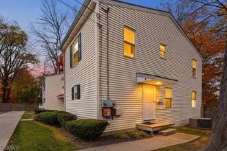 Building Photo - 2 Cottage Pl
