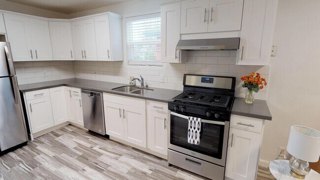 Foto del edificio - Room in 4 Bedroom Home at 714 Aileen St