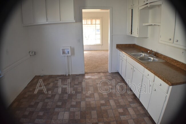 Building Photo - 1916 S Seminole St