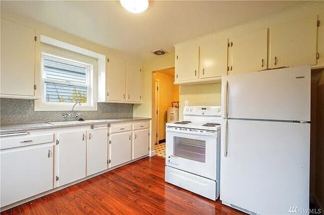 Foto del edificio - Charming Home with Large Yard Near EC Hugh...