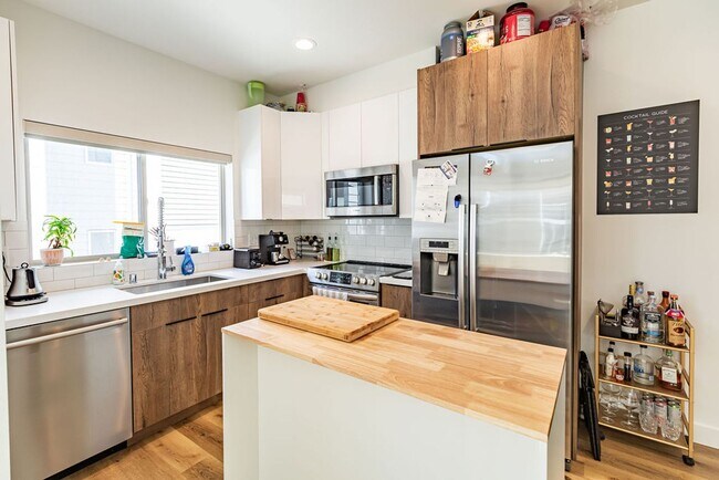 Building Photo - Ballard Townhouse