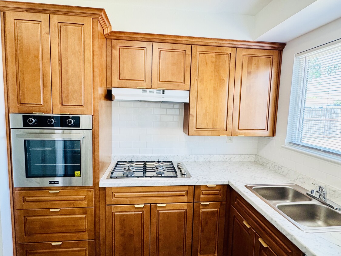 Primary Photo - 63 Cathcart Ave