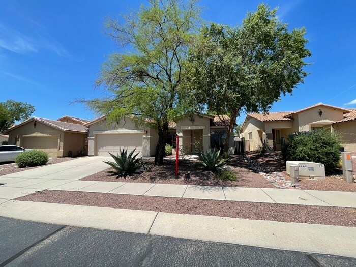 Oro Valley, gated community, vaulted ceili...
