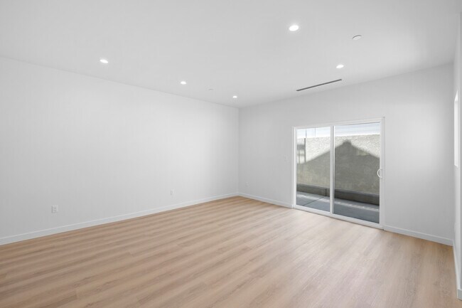 Foto del edificio - 8460 Glencrest Dr