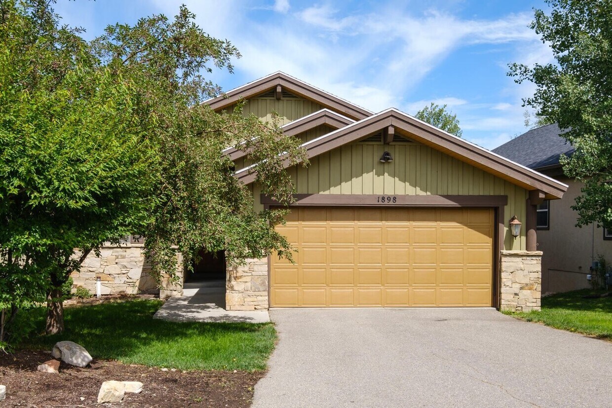 Foto principal - Spacious 5-Bedroom Home in Desirable Sun P...