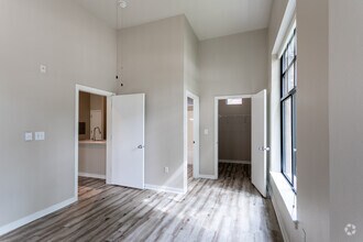 2BR, 2BA - 1,010 SF - Kearney Plaza