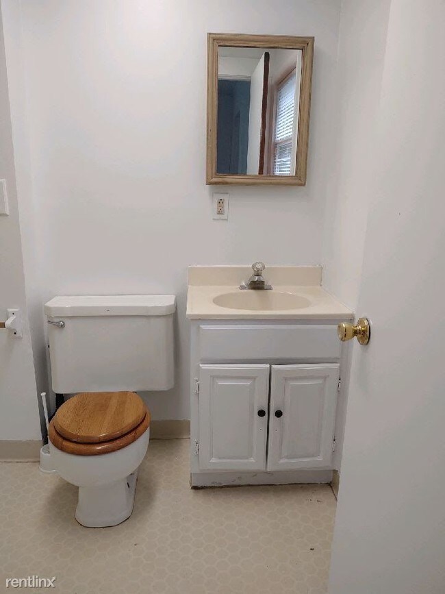 Building Photo - 1 br, 1 bath Duplex - 211 W Henry St
