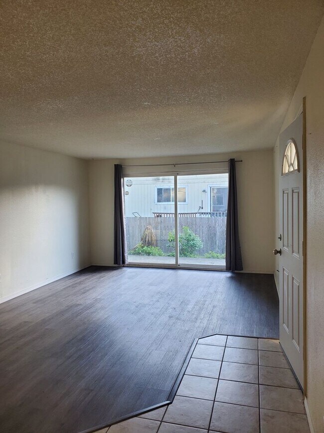 Building Photo - 3 Bedroom Duplex in Olympia