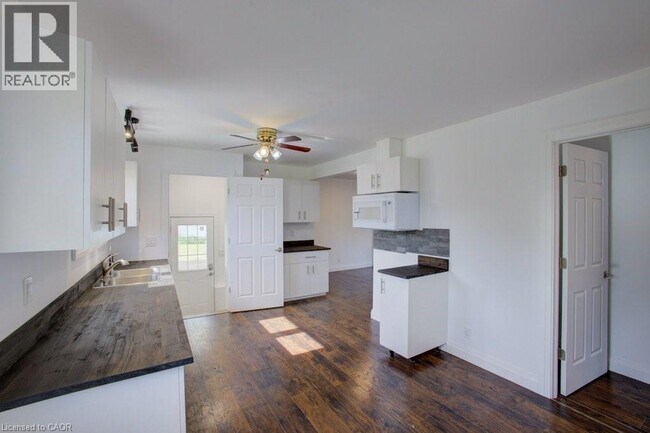 Photo du bâtiment - 387 Countess St S