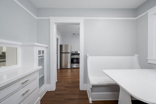 Foto del edificio - Historical 2 Bed 1 Bath House with large o...