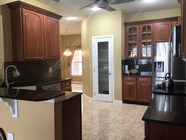 Building Photo - 410 Bloomfield Dr