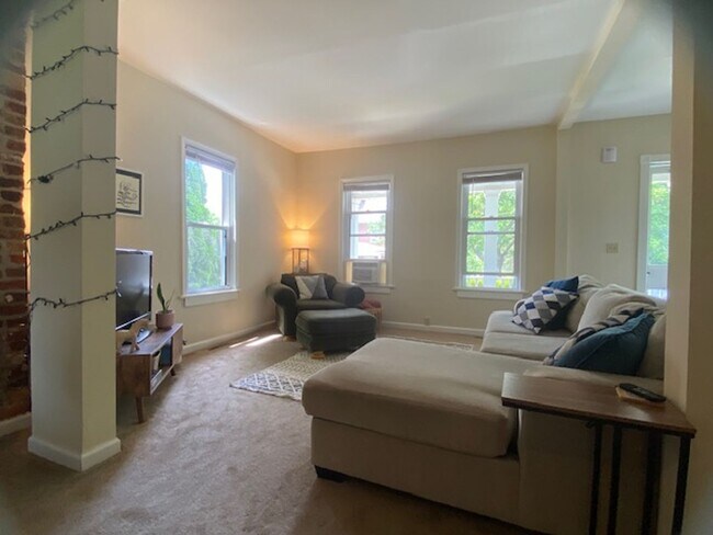 Foto del edificio - Single 4 Bedroom, 2 Full Bathrooms located...