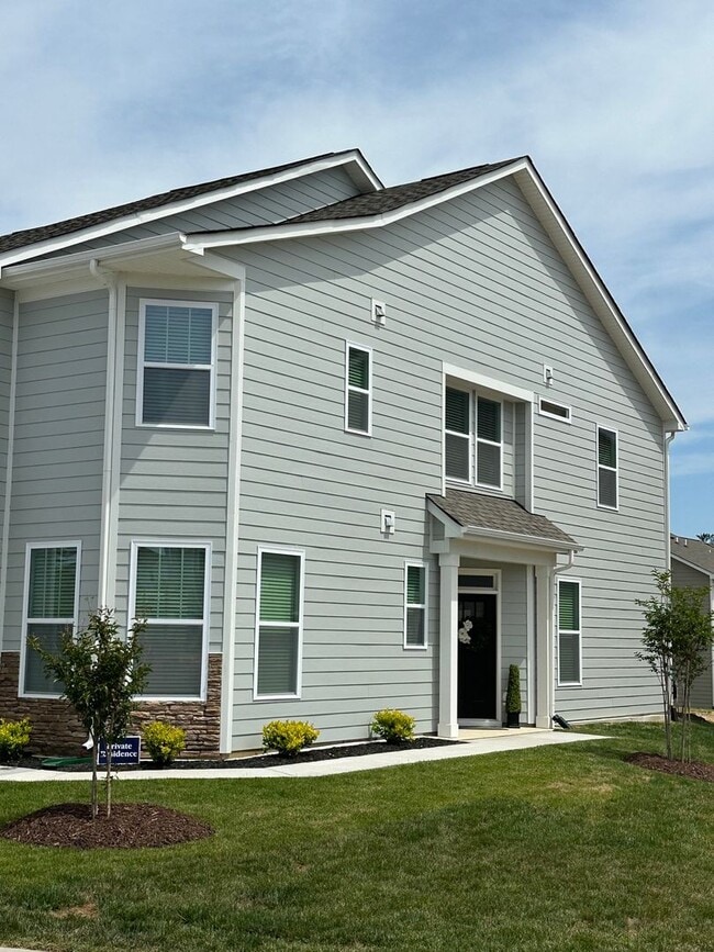 Building Photo - 381 Creekview Rd