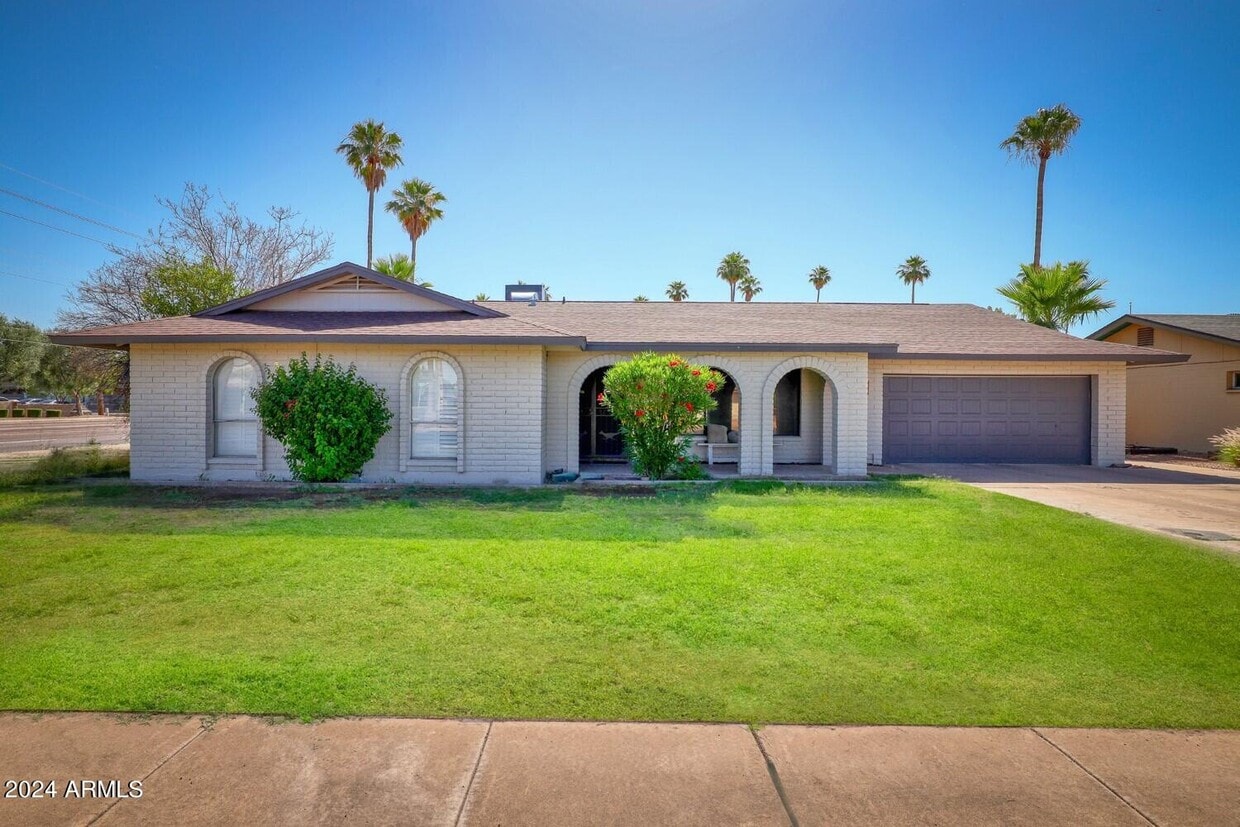 Primary Photo - 3305 S Holbrook Ln