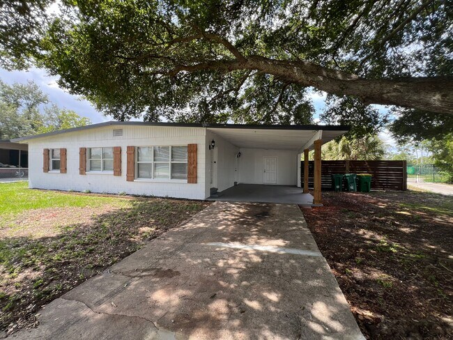 Building Photo - 1221 Cypress Ln