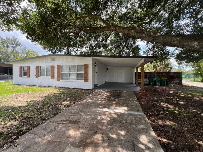 Foto del edificio - 1221 Cypress Ln