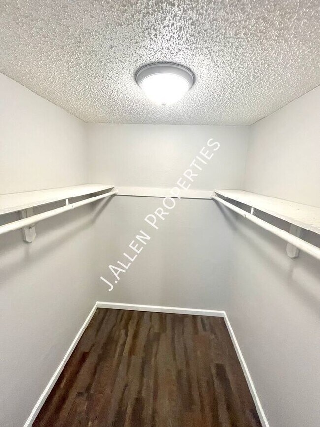 Building Photo - Beautiful Modern 2 bed